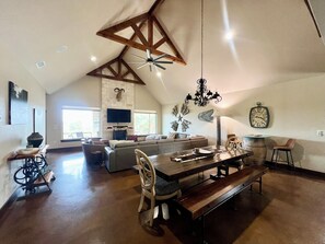 Smart TV, chimenea, reproductor de DVD y estéreo 