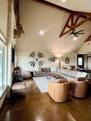 Smart TV, fireplace, DVD player, stereo - Guadalupe River, Whitewater Amphitheater, New Braunfels, Canyon Lake, Gruene (New Braunfels)