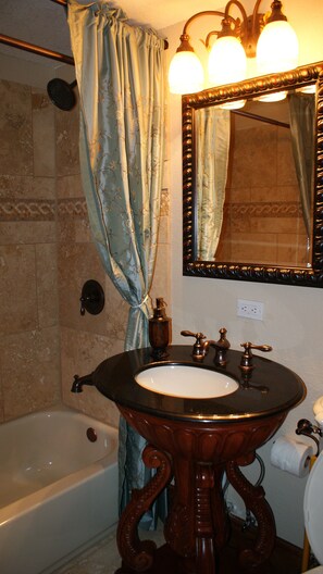 Ensemble douche/baignoire, sĂšche-cheveux, serviettes fournies, savon