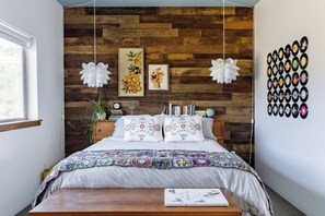 4 habitaciones, escritorio y tabla de planchar con plancha 