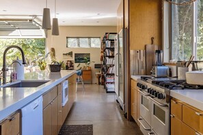 Refrigerador, microondas, horno, placa de cocina