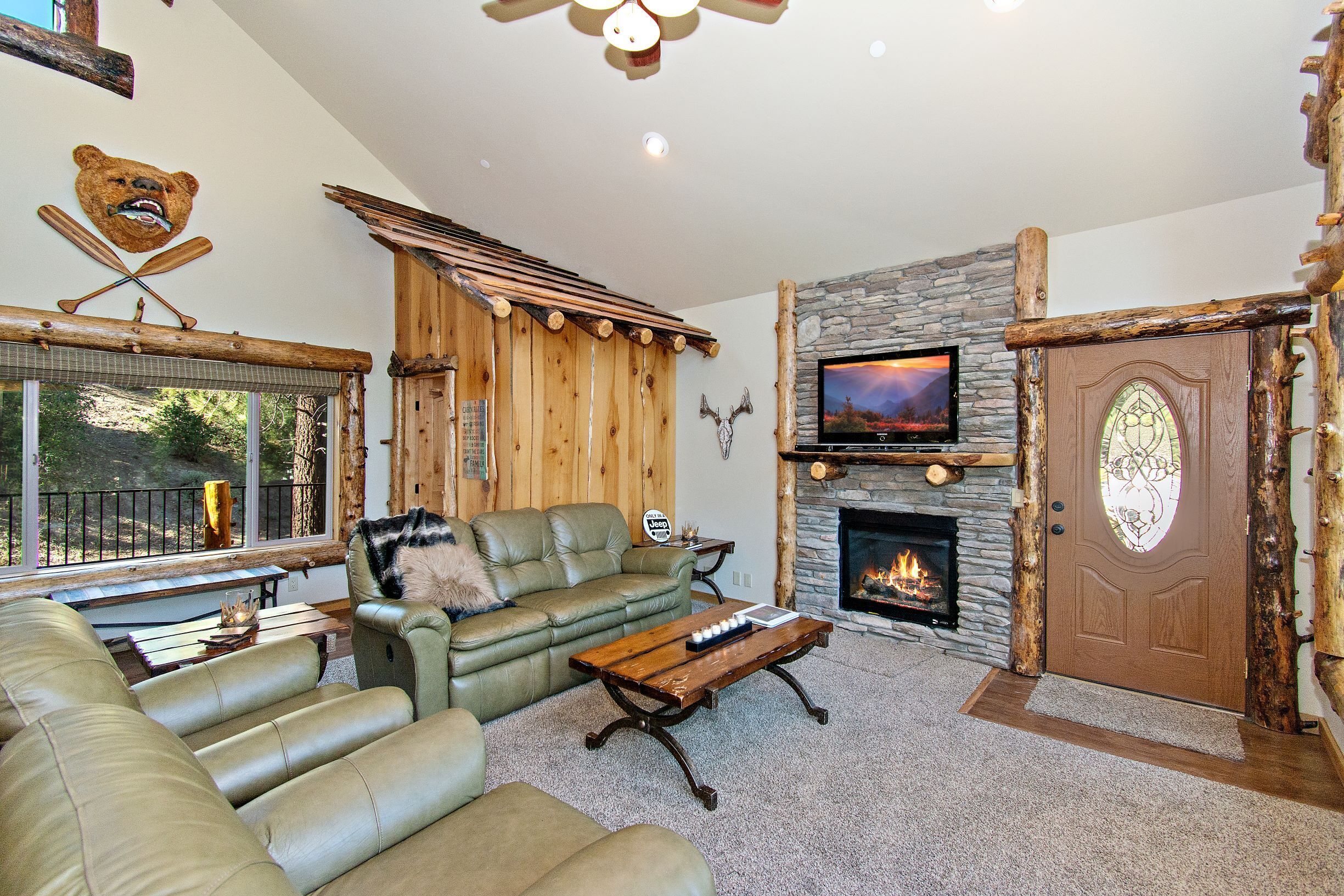 Rare Bear Luxury Cabin near ski slopes /town with beautiful ski slope views