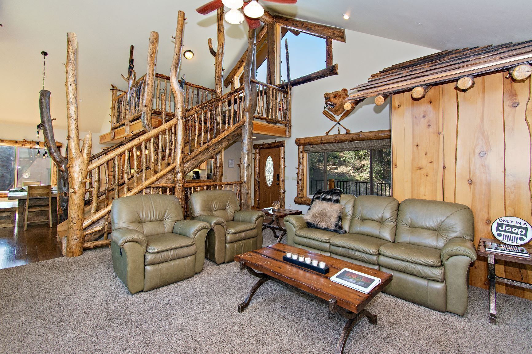 Rare Bear Luxury Cabin near ski slopes /town with beautiful ski slope views