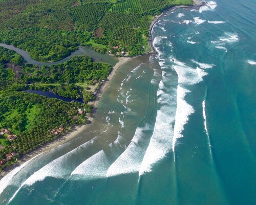 CASA COOL- 2 MIN WALK TO SALADITA POINT. PRIVATE 2BR, INTERNET, A/C, KITCHEN