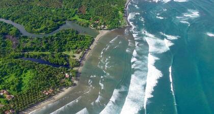 CASA COOL- 2 MIN WALK TO SALADITA POINT. PRIVATE 2BR, INTERNET, A/C, KITCHEN