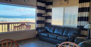 TV, books - OCEANFRONTSTAYS.COM-  SLEEPS 6 TOTAL - Active Discounts - 
Sorry No Pets Allowed (Oceano)