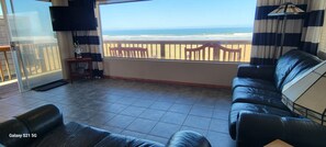 TV, books - OCEANFRONTSTAYS.COM-  SLEEPS 6 TOTAL - Active Discounts - 
Sorry No Pets Allowed (Oceano)