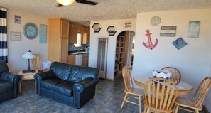 TV, books - OCEANFRONTSTAYS.COM-  SLEEPS 6 TOTAL - Active Discounts - 
Sorry No Pets Allowed (Oceano)