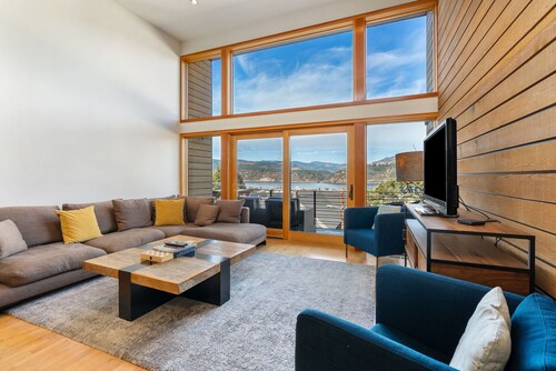 Best spot in town! Modern townhome, downtown Hood River, big views!