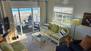 Smart TV, lettore DVD, libri, videoteca