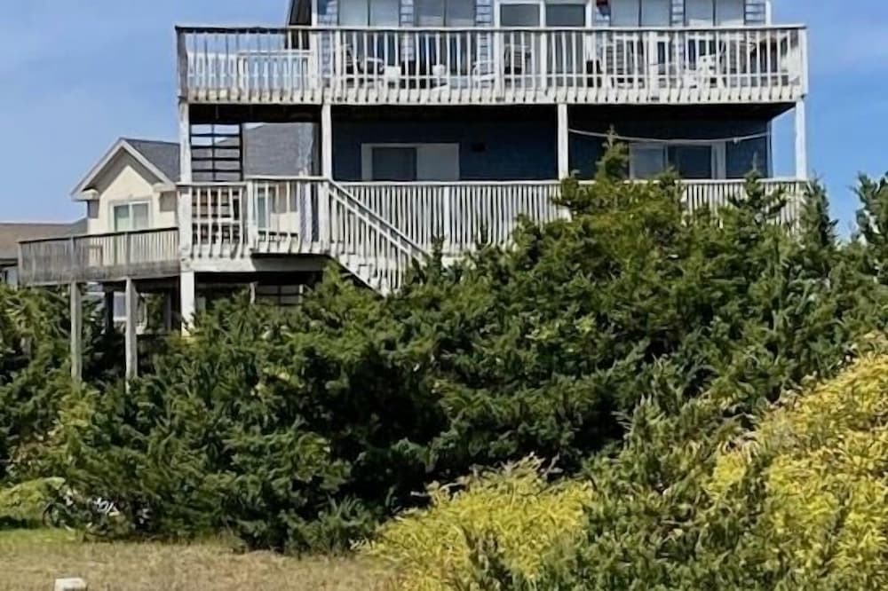 PARTIAL OCEANFRONT ...1 MIN WALK FROM HOUSE TO BEACH-boardwalk Hottub and Pool