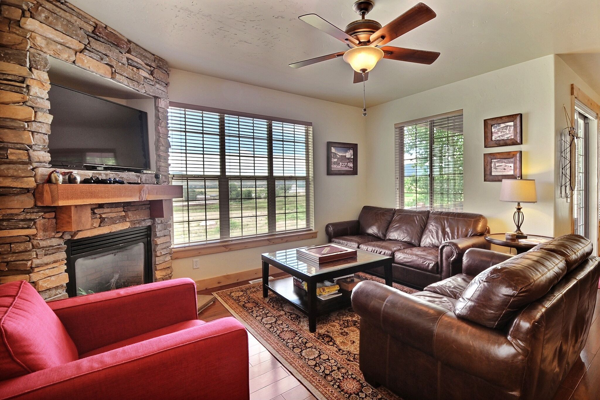 5-Star luxury HOUSE w/ Private Hot Tub & Breathtaking Views!