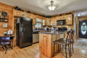 Fridge, microwave, oven, stovetop - Summer's Ridge - Hot Tub, Game Room, Resort Community (Ellijay)