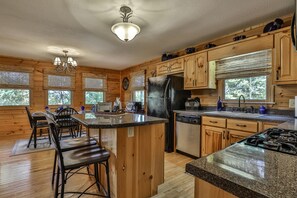 Fridge, microwave, oven, stovetop - Summer's Ridge - Hot Tub, Game Room, Resort Community (Ellijay)