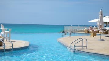 Alberca al aire libre y alberca climatizada