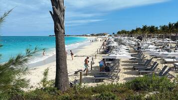En la playa, camastros y toallas de playa