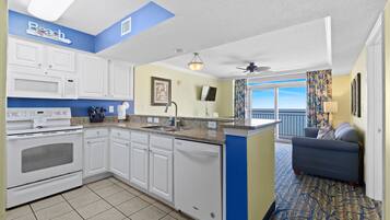 Coffee/tea maker, fridge, microwave, stovetop