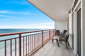 Un balcon avec vue sur la plage et l’océan.