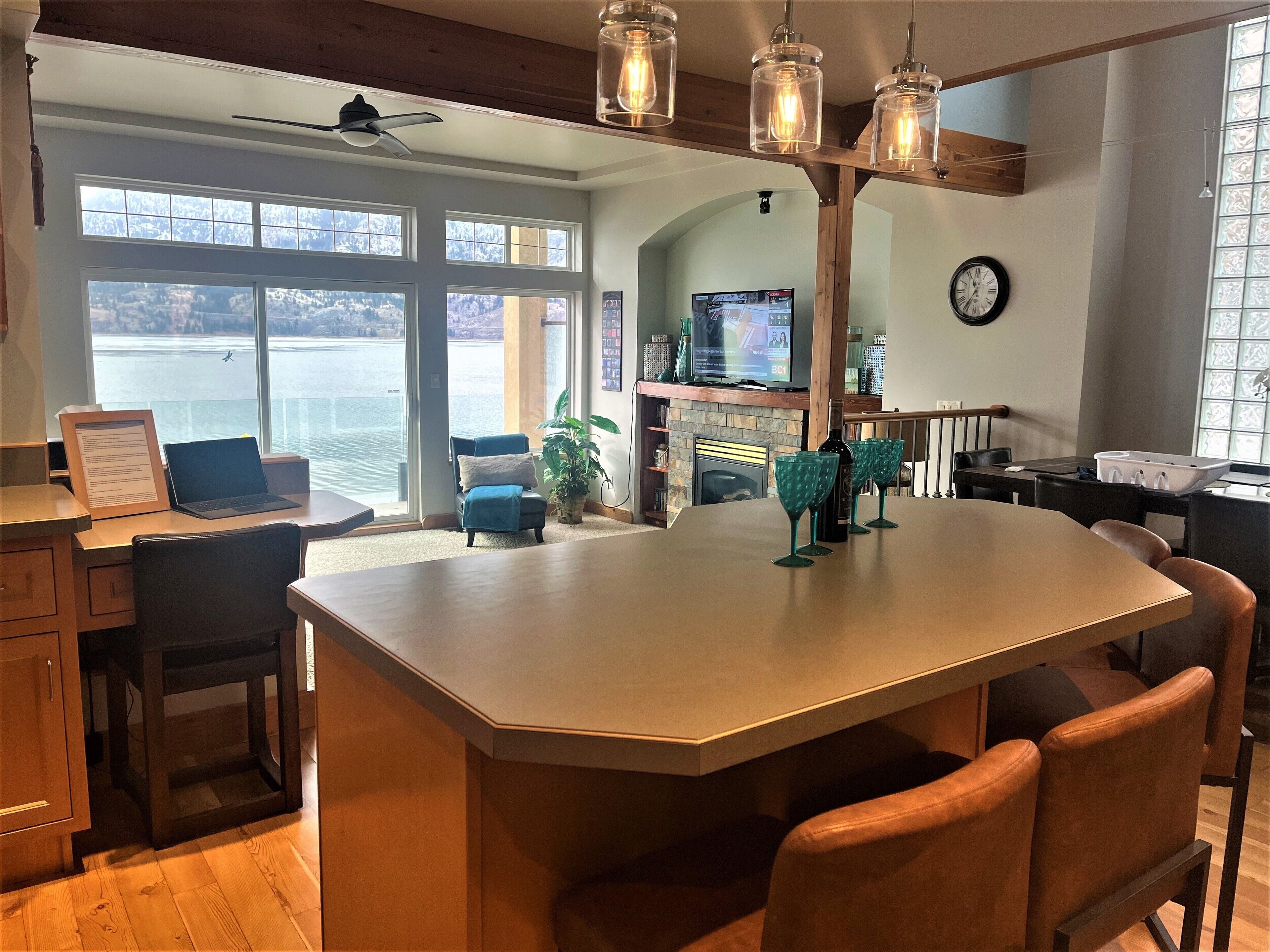 Executive Skaha Lake Waterfront Home-Sandy beach- Dock-Boat Moorage-4 bdrm 