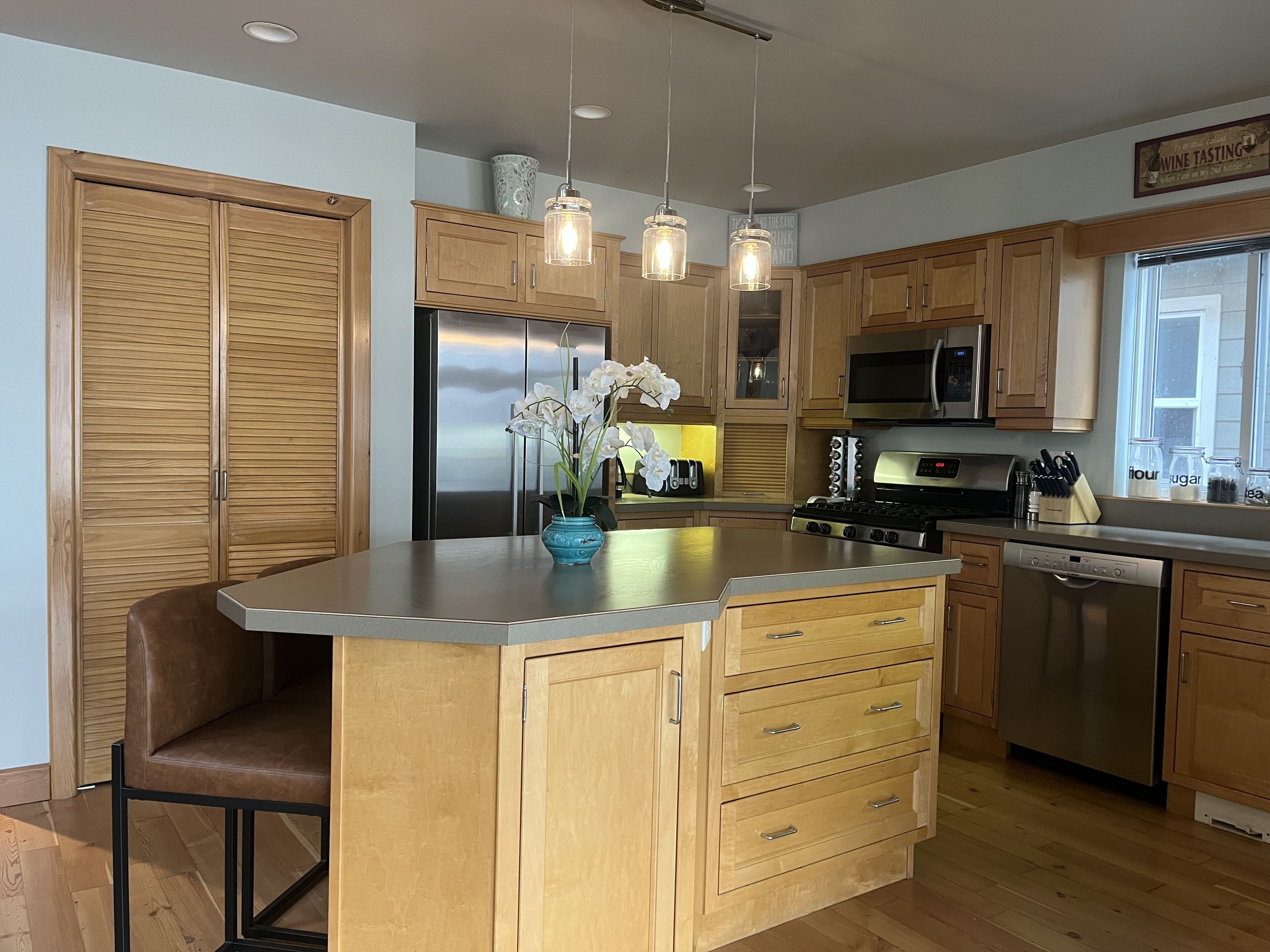 Executive Skaha Lake Waterfront Home-Sandy beach- Dock-Boat Moorage-4 bdrm 