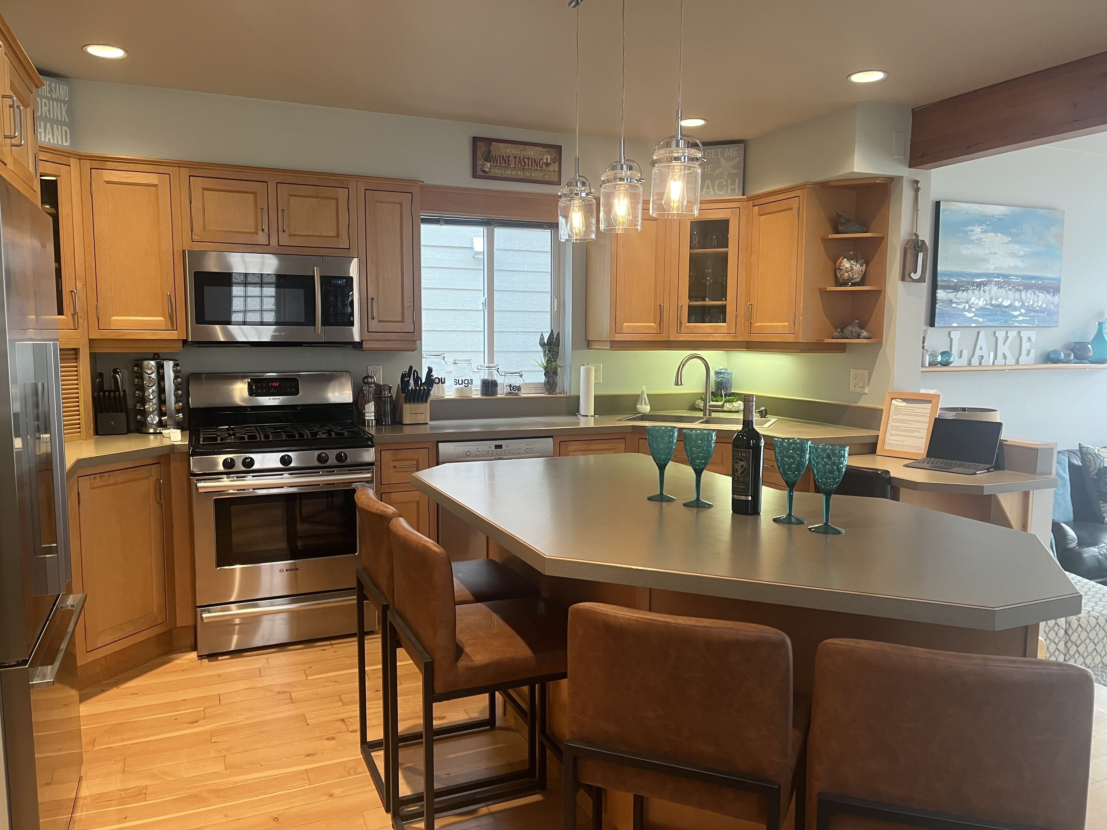 Executive Skaha Lake Waterfront Home-Sandy beach- Dock-Boat Moorage-4 bdrm 