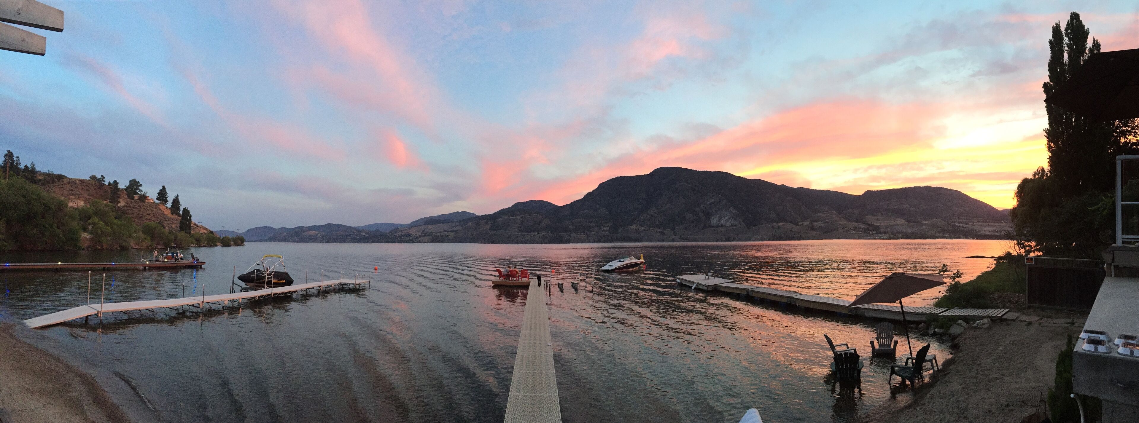 Executive Skaha Lake Waterfront Home-Sandy beach- Dock-Boat Moorage-4 bdrm 