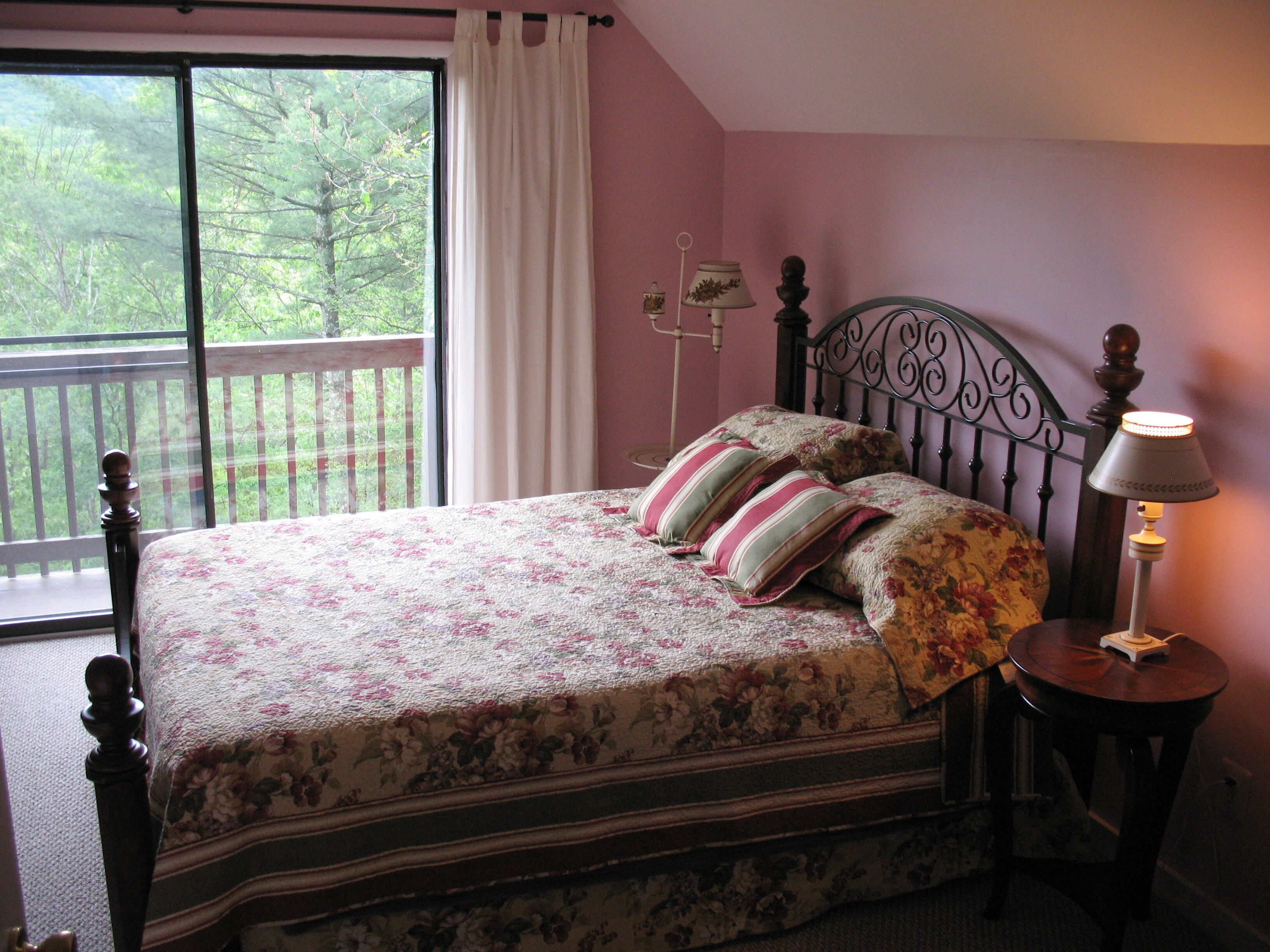 Beautiful Mountain View, Secluded Romantic, Family Friendly WiFi