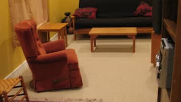 Fernseher, Kamin, DVD-Player, Bücher