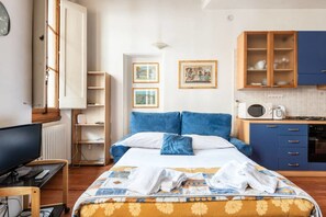 Appartamento, 1 camera da letto | 1 camera, con arredamento individuale, una scrivania, postazione laptop