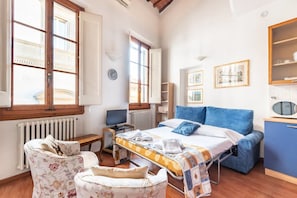 Appartamento, 1 camera da letto | 1 camera, con arredamento individuale, una scrivania, postazione laptop