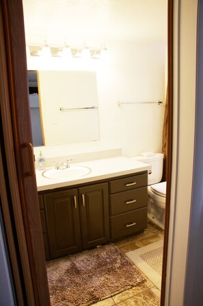 Kombinert dusj/badekar og håndklær