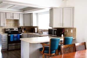 Frigorífic, microones, forn i placa de cuina 