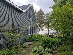 Outdoor dining - Spacious Waterfront Home In Thousand Islands! (Ogdensburg)