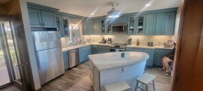 Fridge, microwave, oven, stovetop - Spacious Waterfront Home In Thousand Islands! (Ogdensburg)