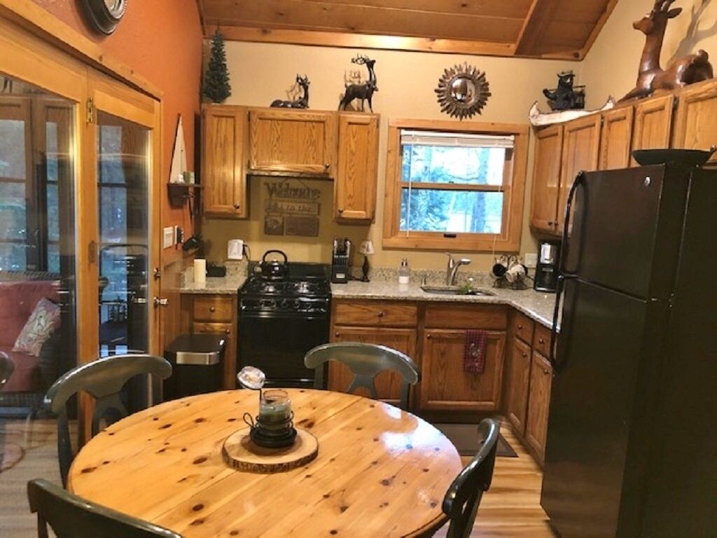 Charming lakeside cabin open year round!