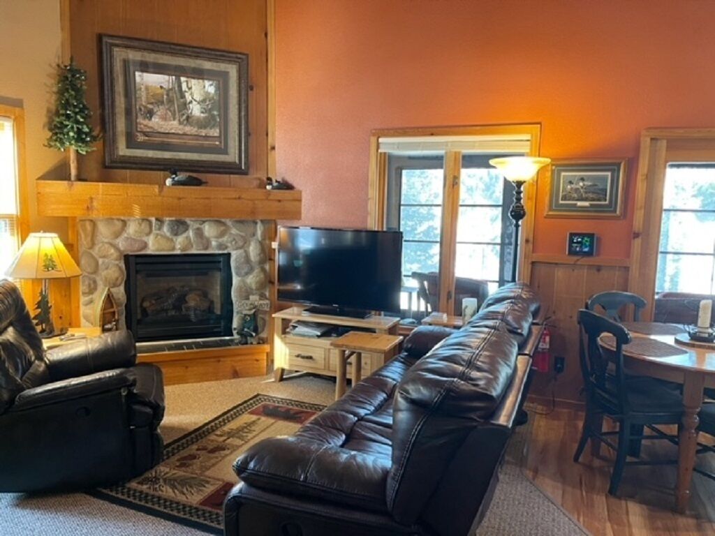 Charming lakeside cabin open year round!