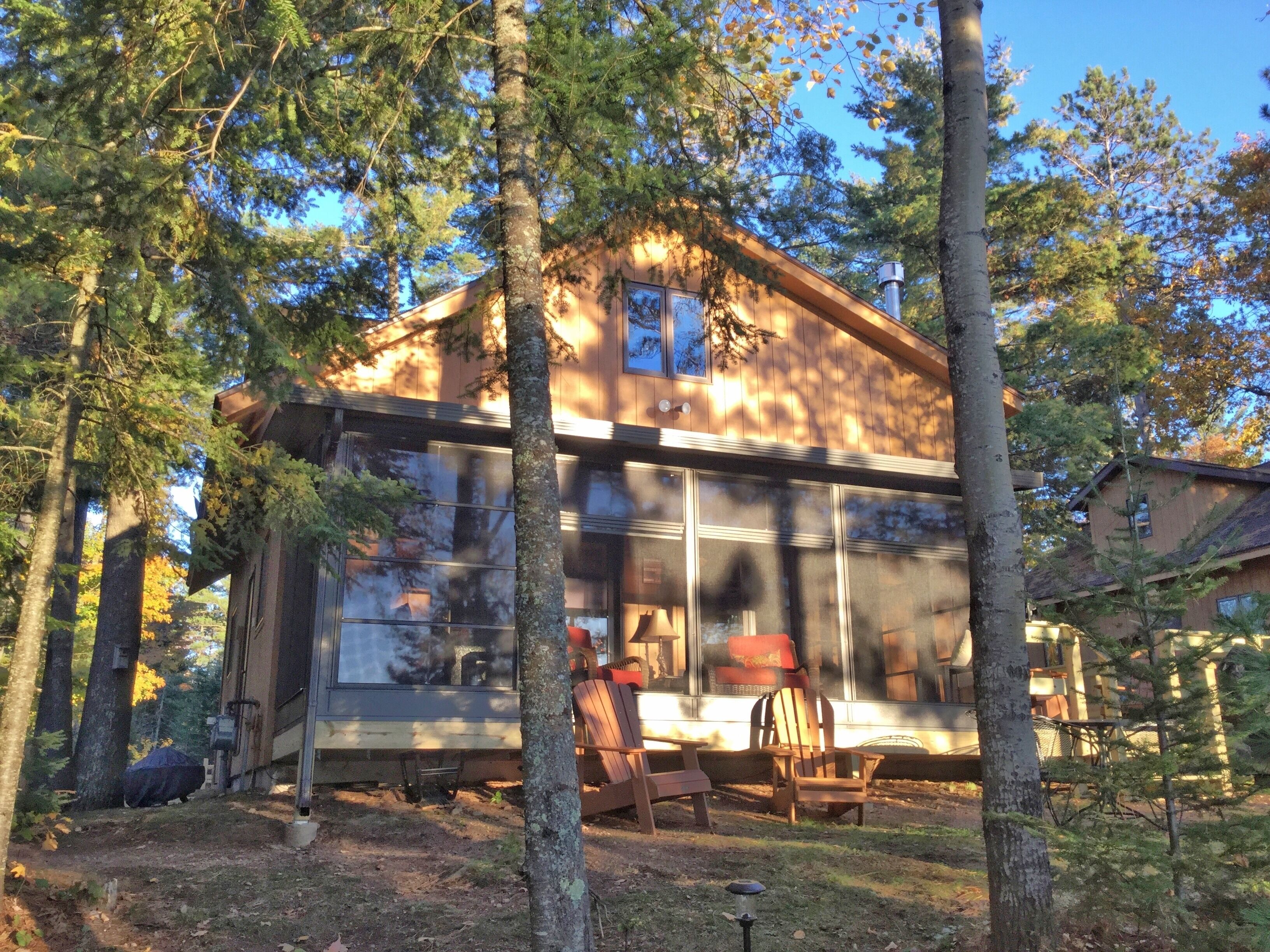 Charming lakeside cabin open year round!