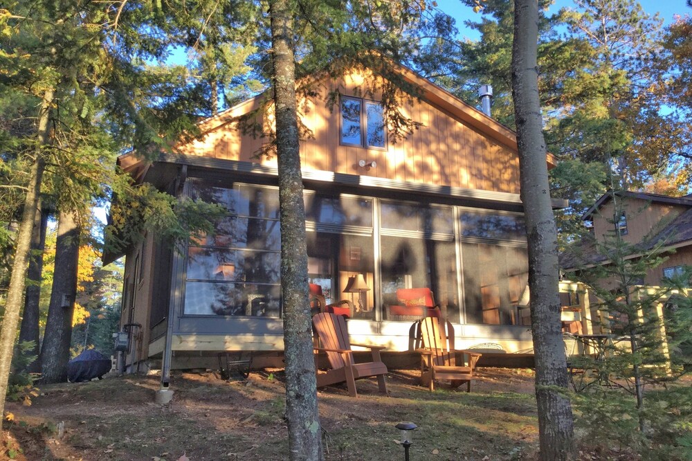 Charming lakeside cabin open year round!