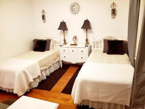 4 室のベッドルーム、アイロン / アイロン台、WiFi、ベッドシーツ