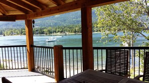 Terrace/patio - Beautiful Waterfront Cabin on Kootenay Lake (Procter)