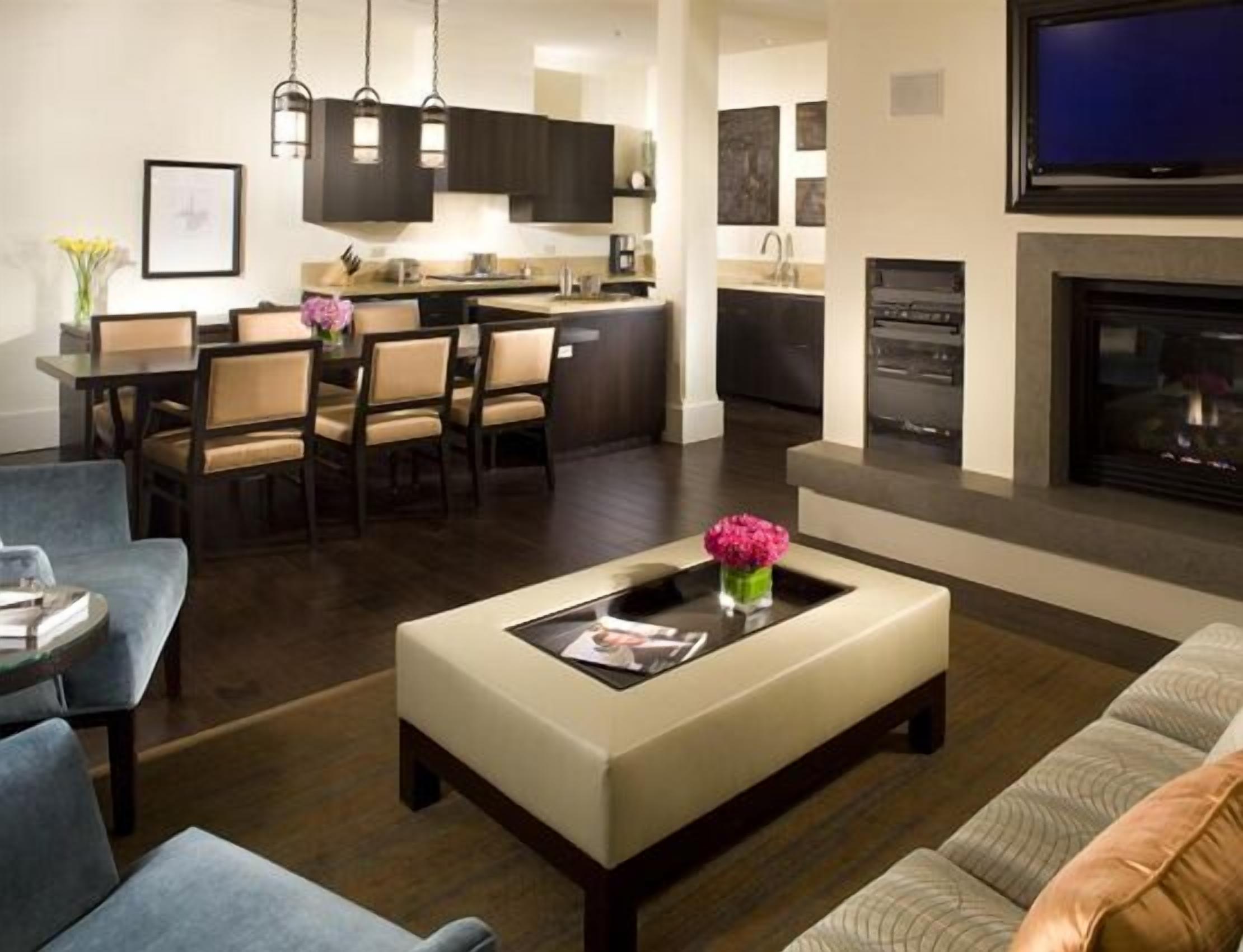 Smart TV, chimenea, reproductor de DVD y videoteca 