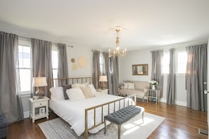 4 bedrooms, iron/ironing board, WiFi, bed sheets - The Hillview House in 12th South w/ Covered Pergola & Firepit! (Nashville)