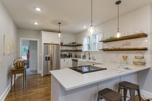 Frigorifero, microonde, forno, piano cottura