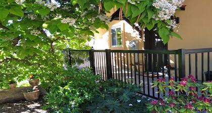 1 BR guest house overlooking a beautiful vineyard