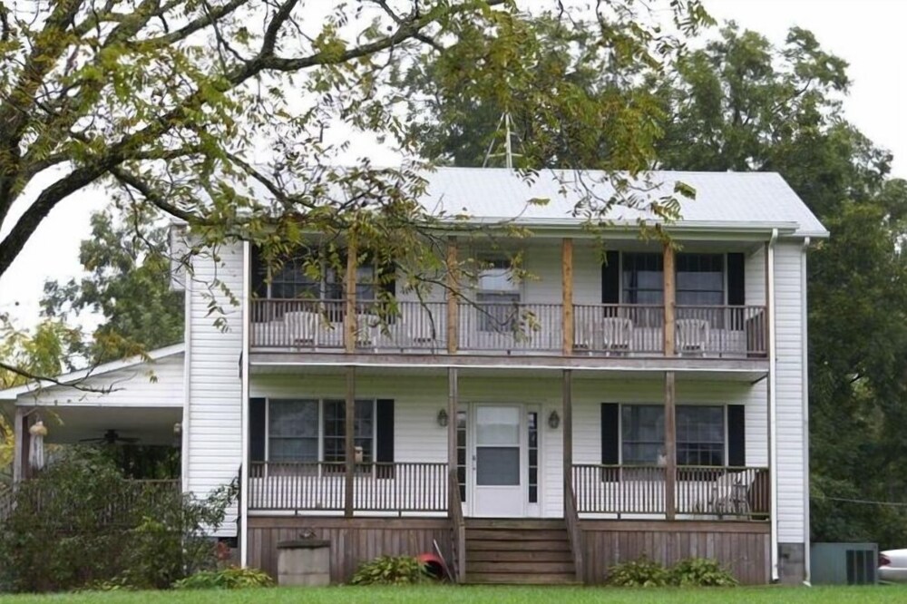 Fisherman's Paradise and Country Retreat on Kerr Reservoir