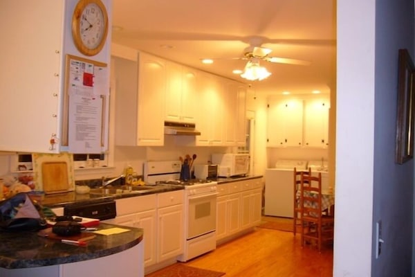 Fully equipped modern kitchen with washer/dryer