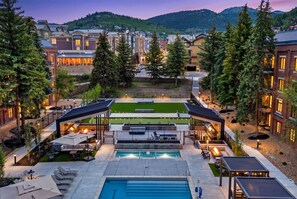 Ett hotellkomplex med en swimmingpool, utomhusplats och utsikt över de omgivande byggnaderna.