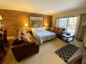 Smart-TV, peis, DVD-spiller og bøker