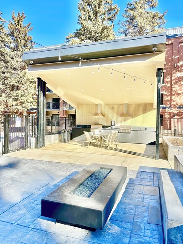 BEST LOCATION Main St Ski Lift Heated Pool Hot Tub Free Parking Family Sleeps 8