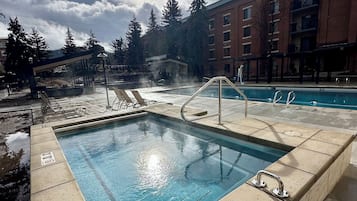 Utendørsbasseng og et oppvarmet basseng